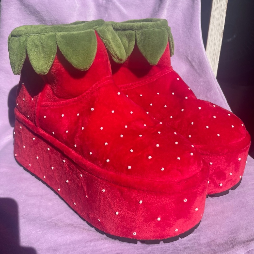 Strawberry Shortcake X Dolls Kill size 10 platform boots